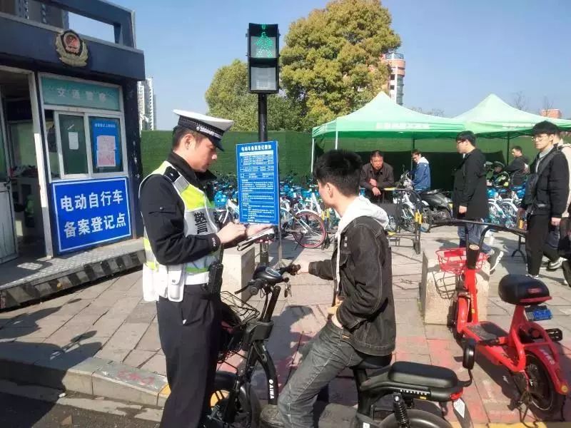 杭州交警正在严查骑电动车戴头盔了吗这类车上路或被拘留