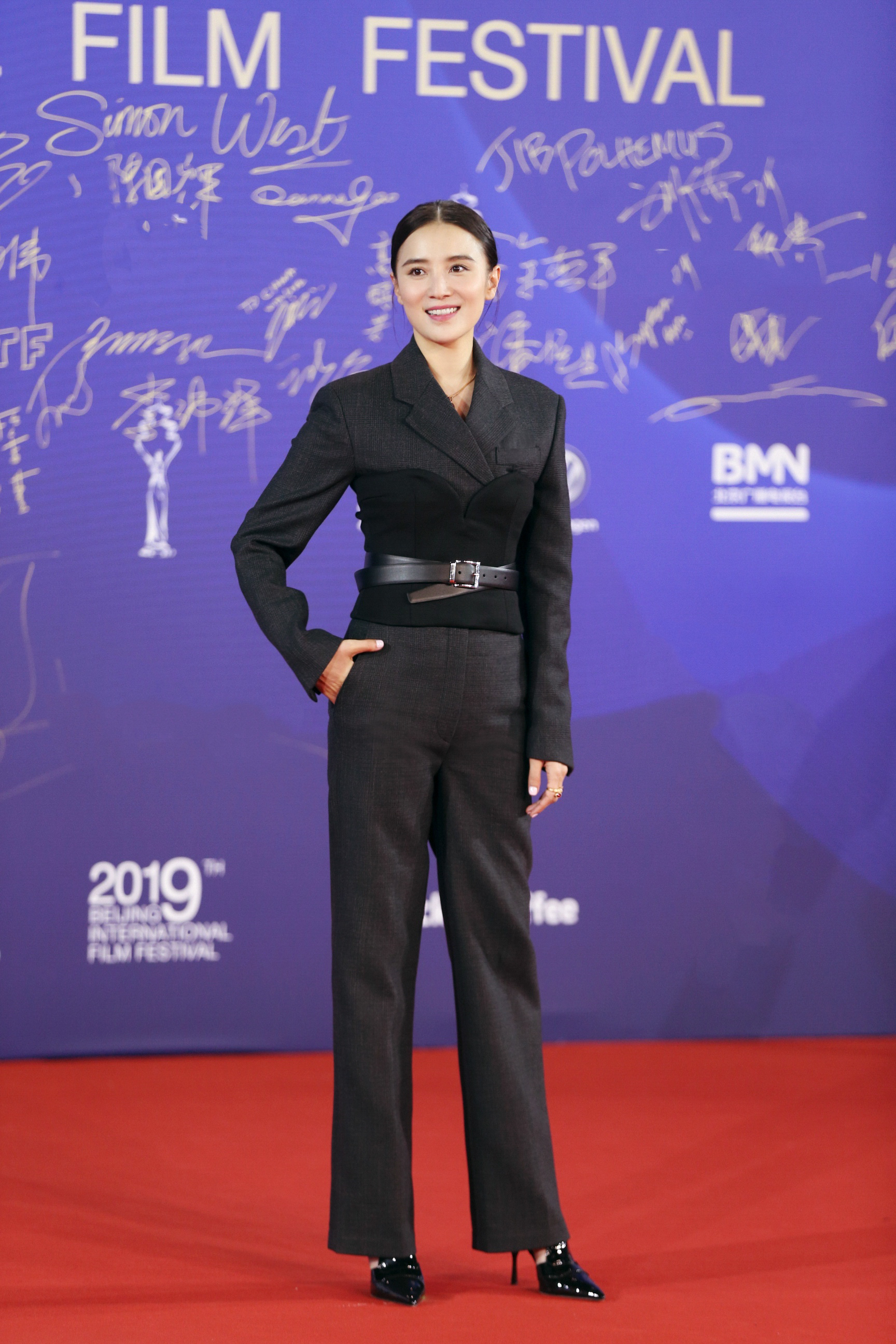 宋佳亮相北京国际电影节 红毯造型帅气献声开幕式