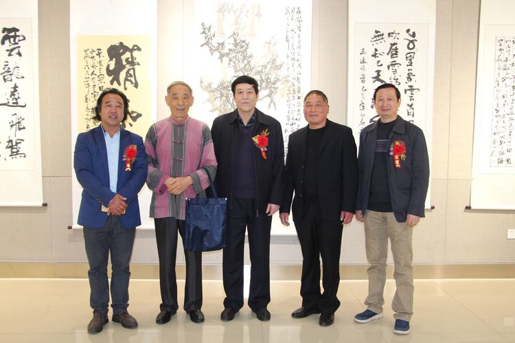 参展的九位艺术家是:刘勤敬,王东华,段宝仁,沈小皴,方宪军,隗寿群