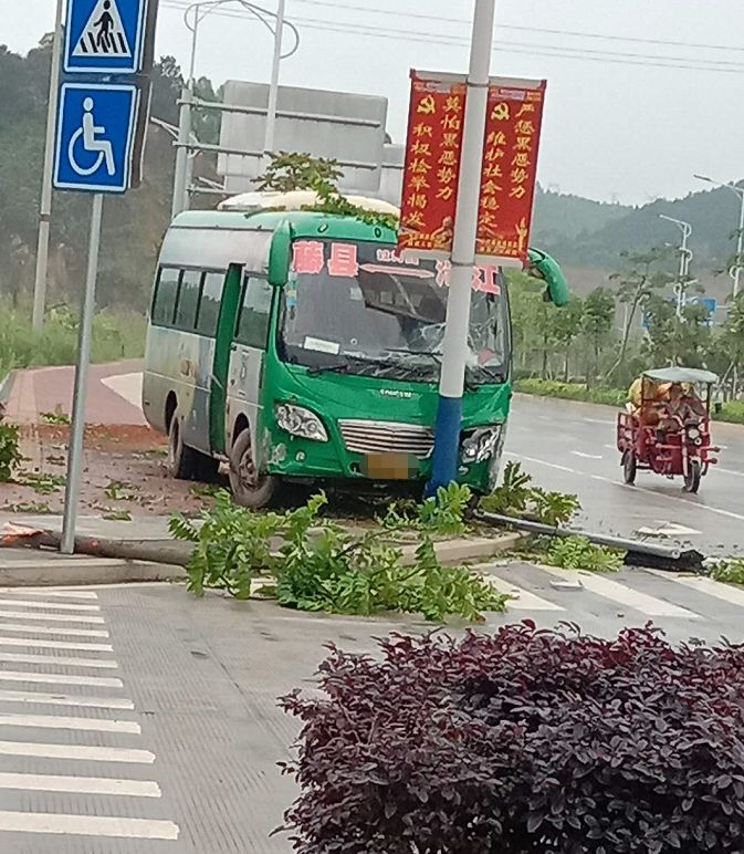 【大單】蒙江班車衝上杉花根大橋頭人行道,撞到路燈杆._藤縣