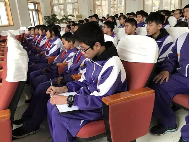 在斋堂中学的宣讲中有同学认真地记下笔记大台中心小学的学生踊跃地