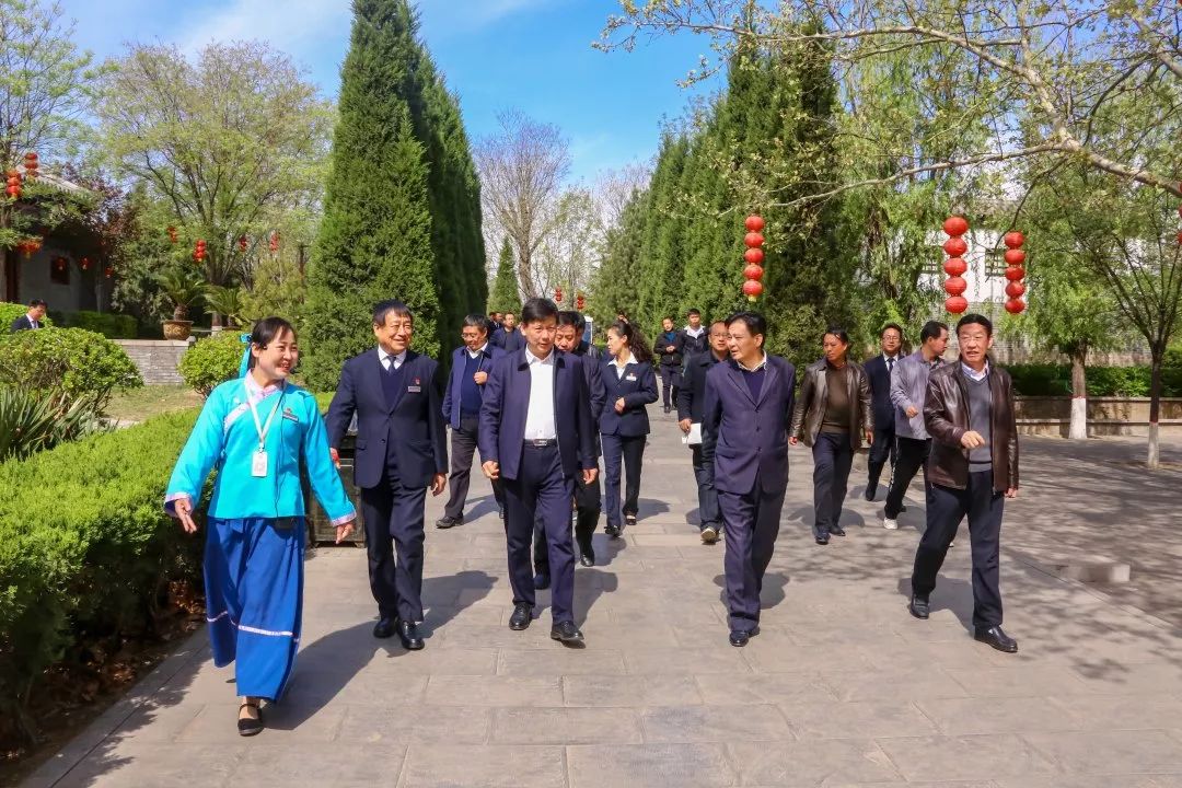 考察组一行在洪洞县人大常委会副主任王甲荣,人大办公室主任周颖峰