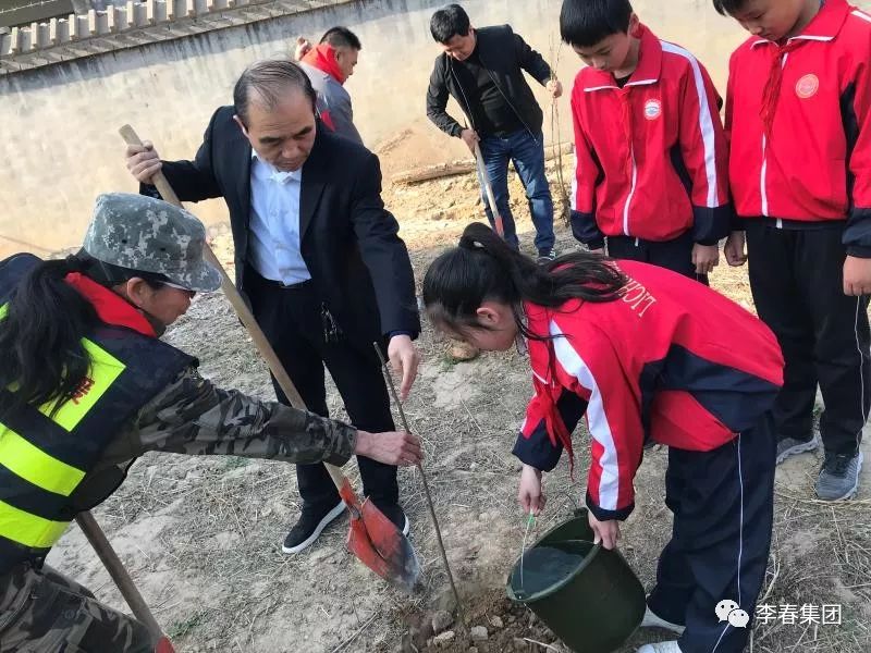 大愛67趙縣閃電應急救援隊向李春學校捐贈並種植櫻花樹幼苗