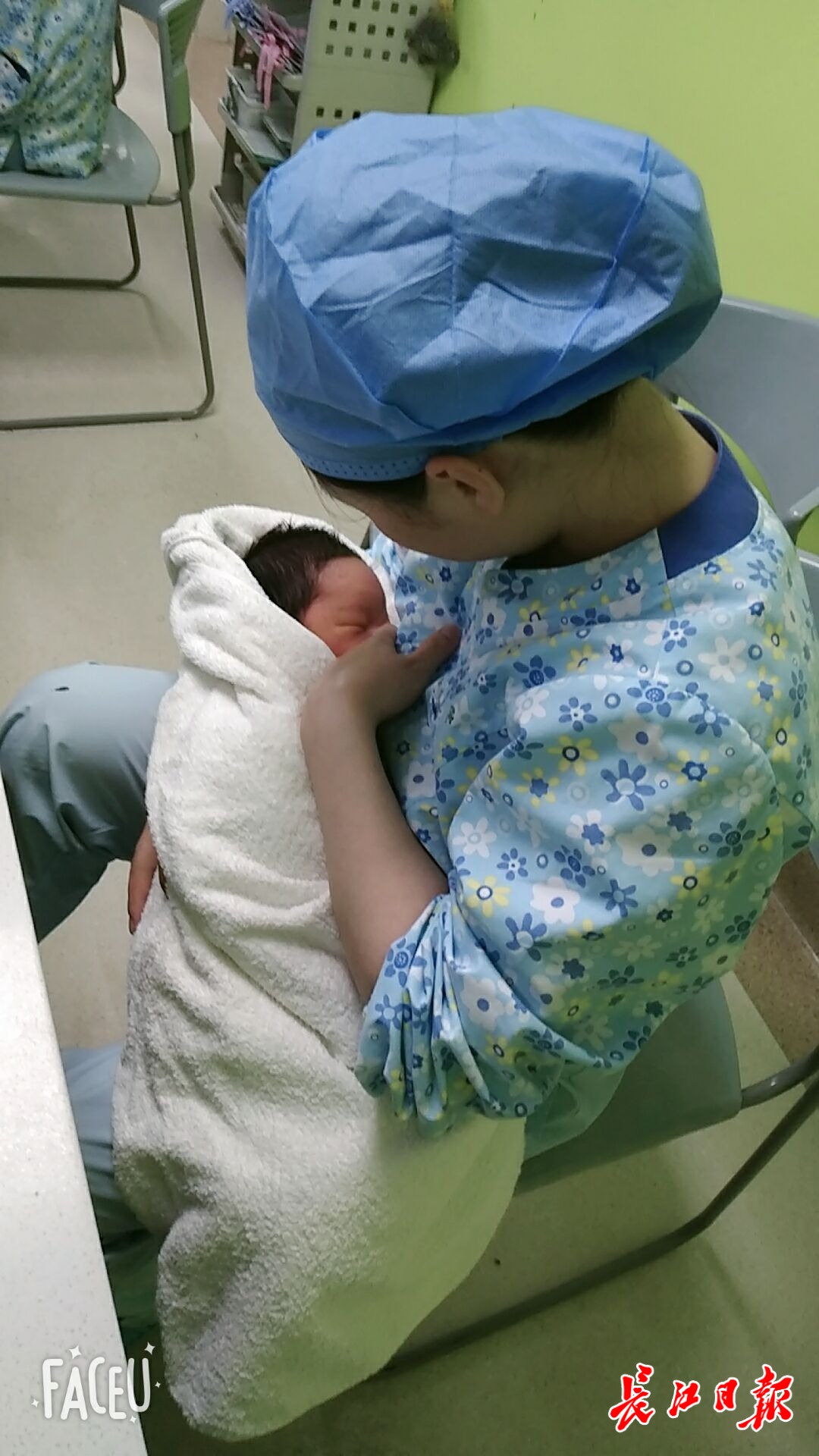 新生婴儿不吃奶急哭新妈妈 哺乳期护士为宝宝喂奶