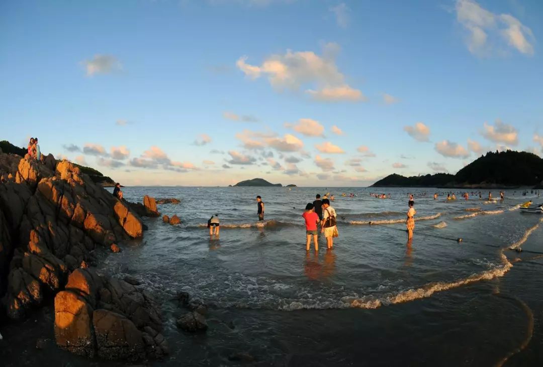 畢業遊沙灘玩水抓螃蟹嗨皮的篝火晚會讓我們來一場畢業旅行吧