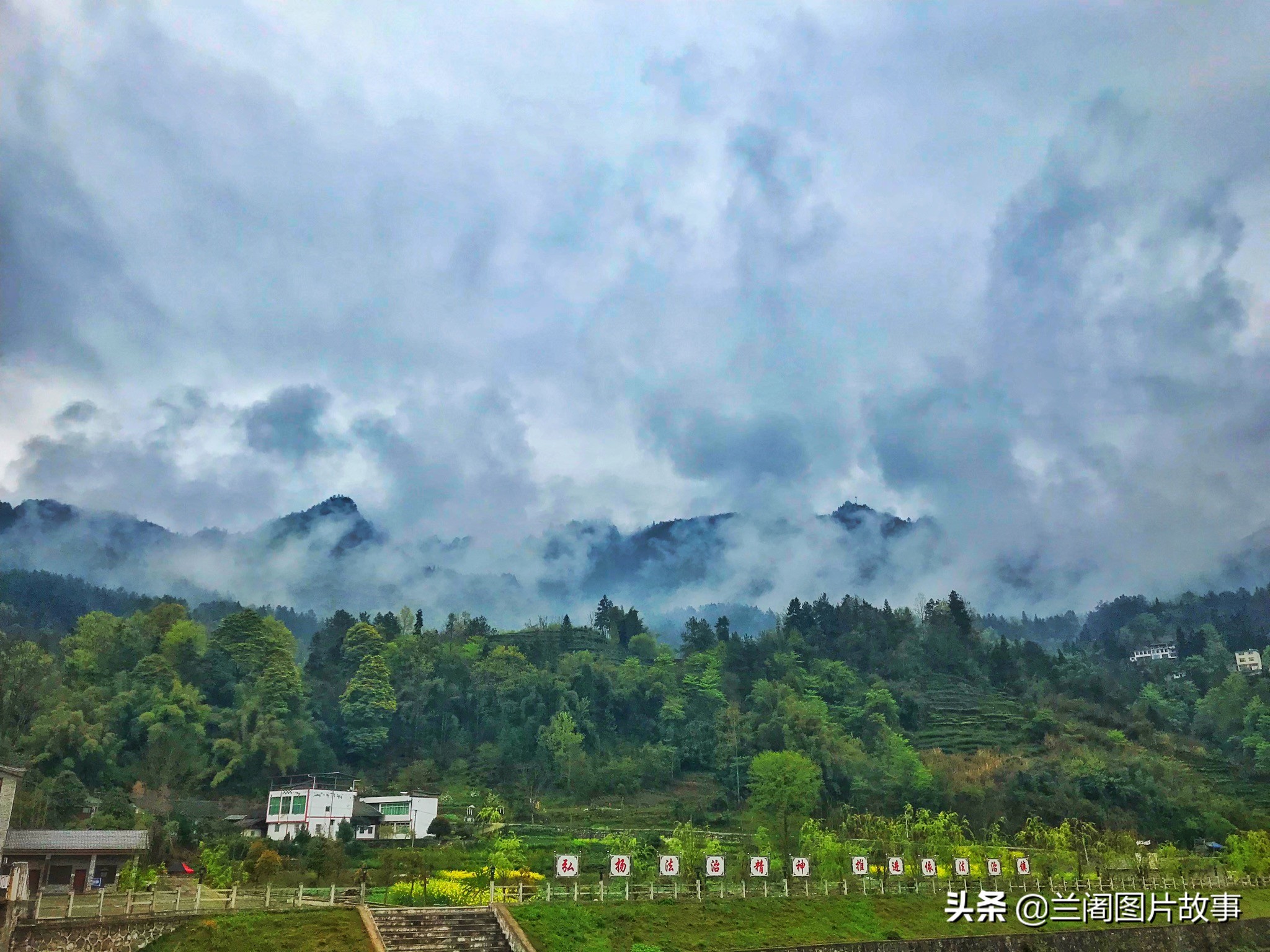 从高空俯瞰利川忠路镇的万亩茶园,中国西南的童话小镇!