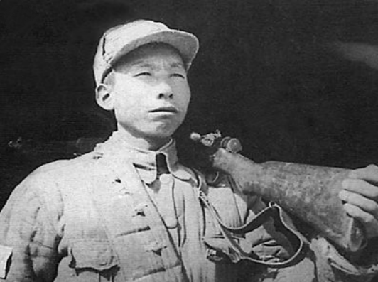 王克勤在家中务农,1939年,他被国民党抓壮丁,在国民党军队里面受到了