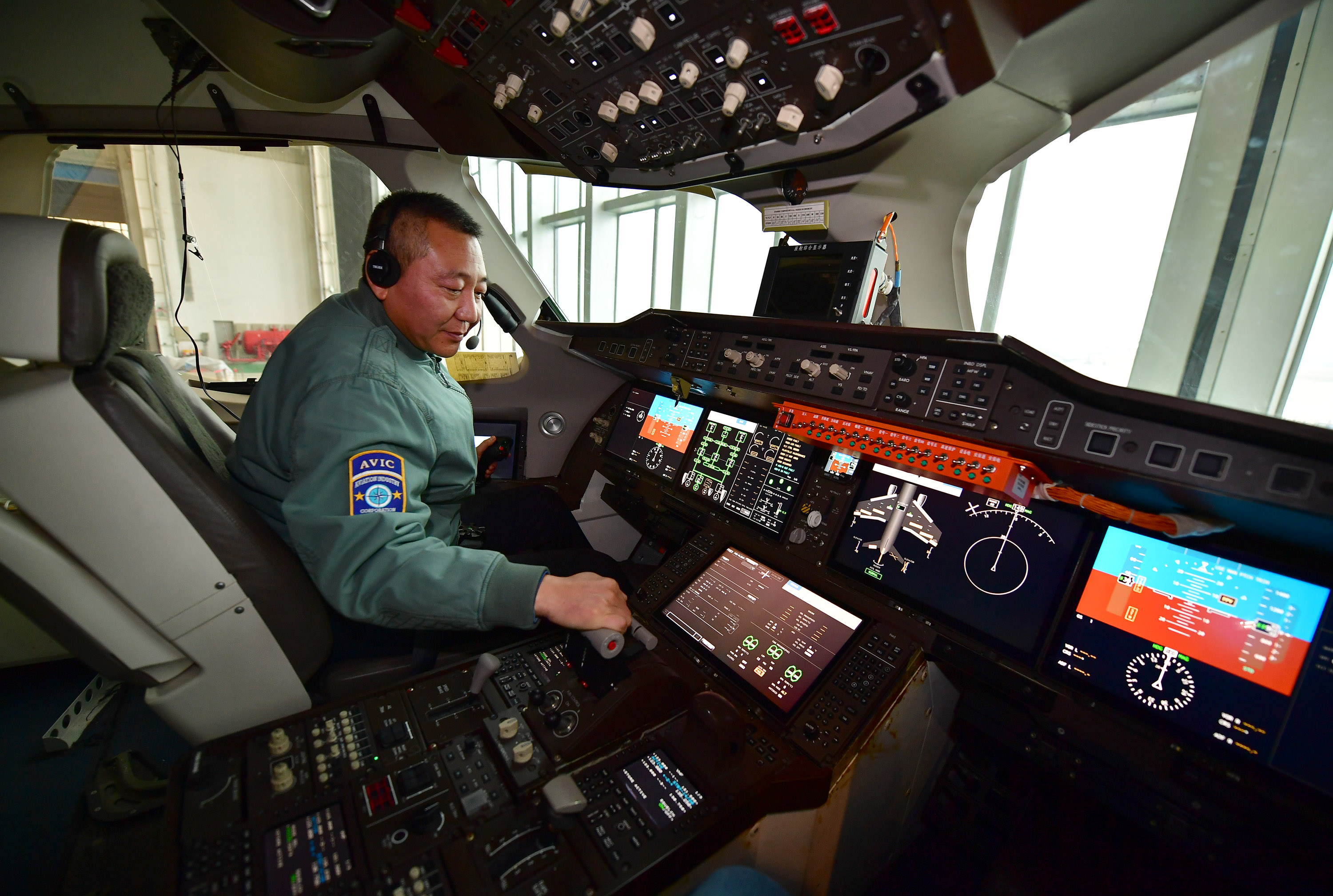 航空工业试飞中心试飞员赵明禹在c919客机101架机驾驶舱内进行调试