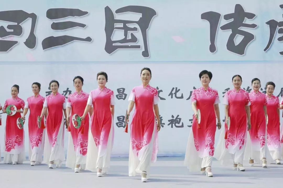 伴随着音乐,一组着汉服的美丽女子轻移莲步缓缓在t台上变换队形走秀