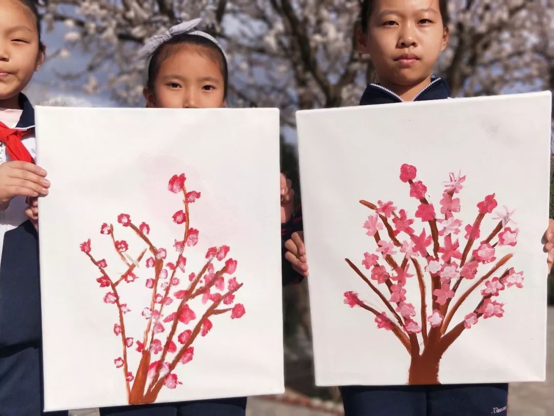 準格爾旗實驗小學紅領巾小創客杏花樹下畫杏花