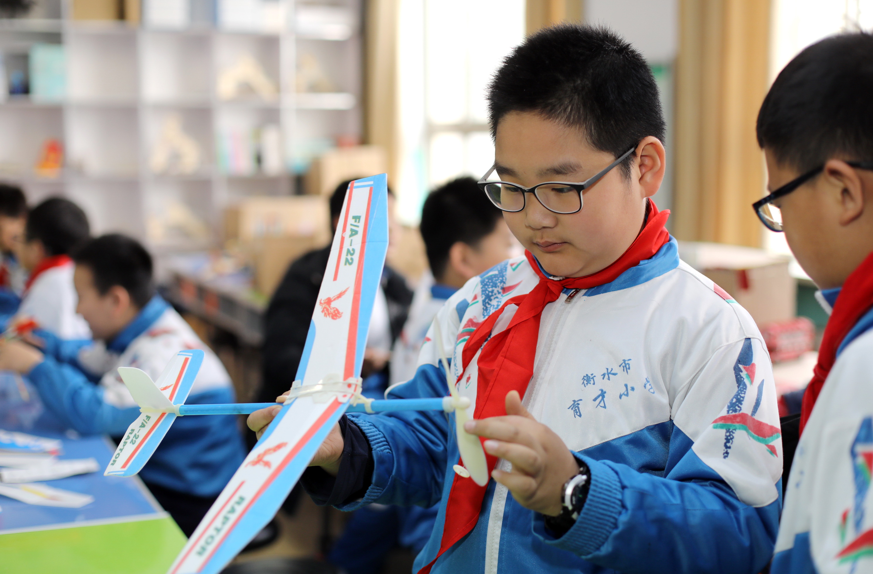 4月16日,衡水市育才小学学生在制作飞机模型.