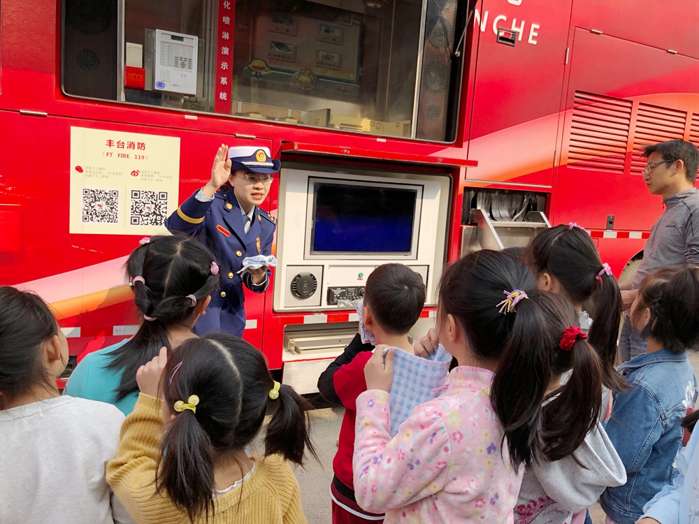 高娃钢琴幼儿园校服图片