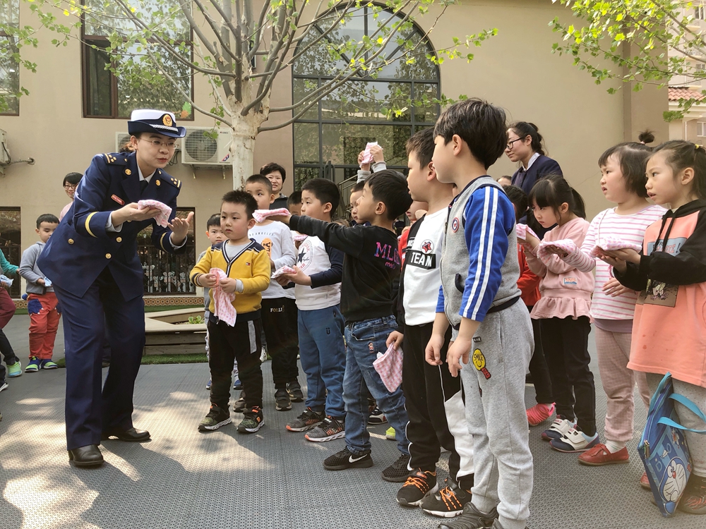 高娃钢琴幼儿园校服图片