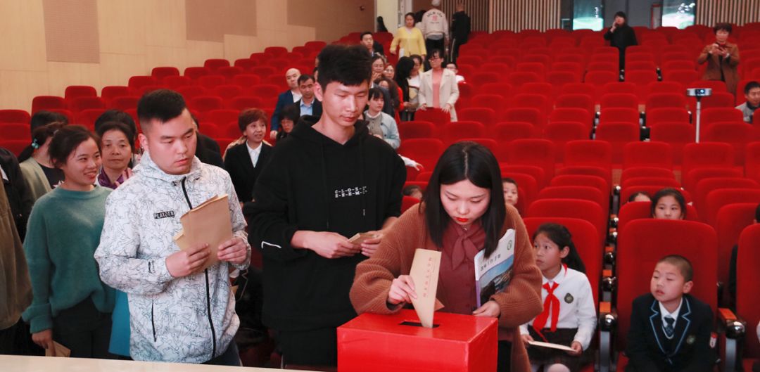 育英中學一名初二女生,不幸罹患急性淋巴細胞白血病,目前正在麗水市