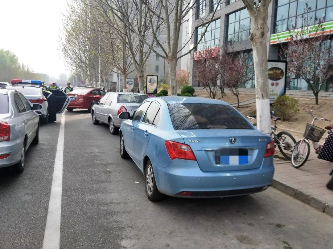 道路旁乱停乱放的私家车