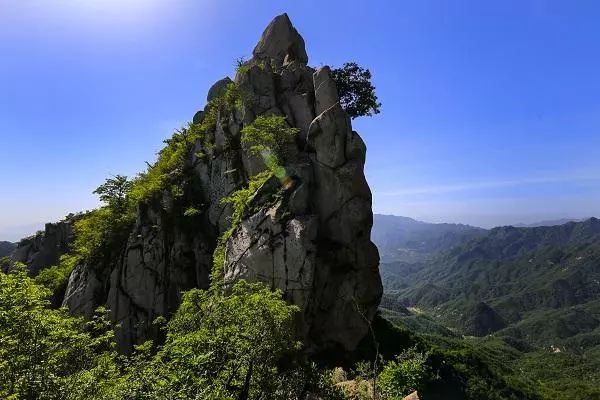 水簾山景區奇峰疊翠,怪石嶙峋,姿態萬千,主峰