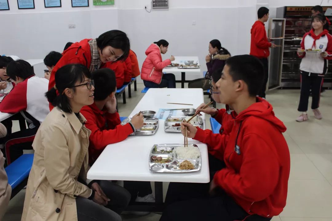 中午12:30,陪餐结束后,郑其瑞校长主持召开"福州第十六中学食品安全