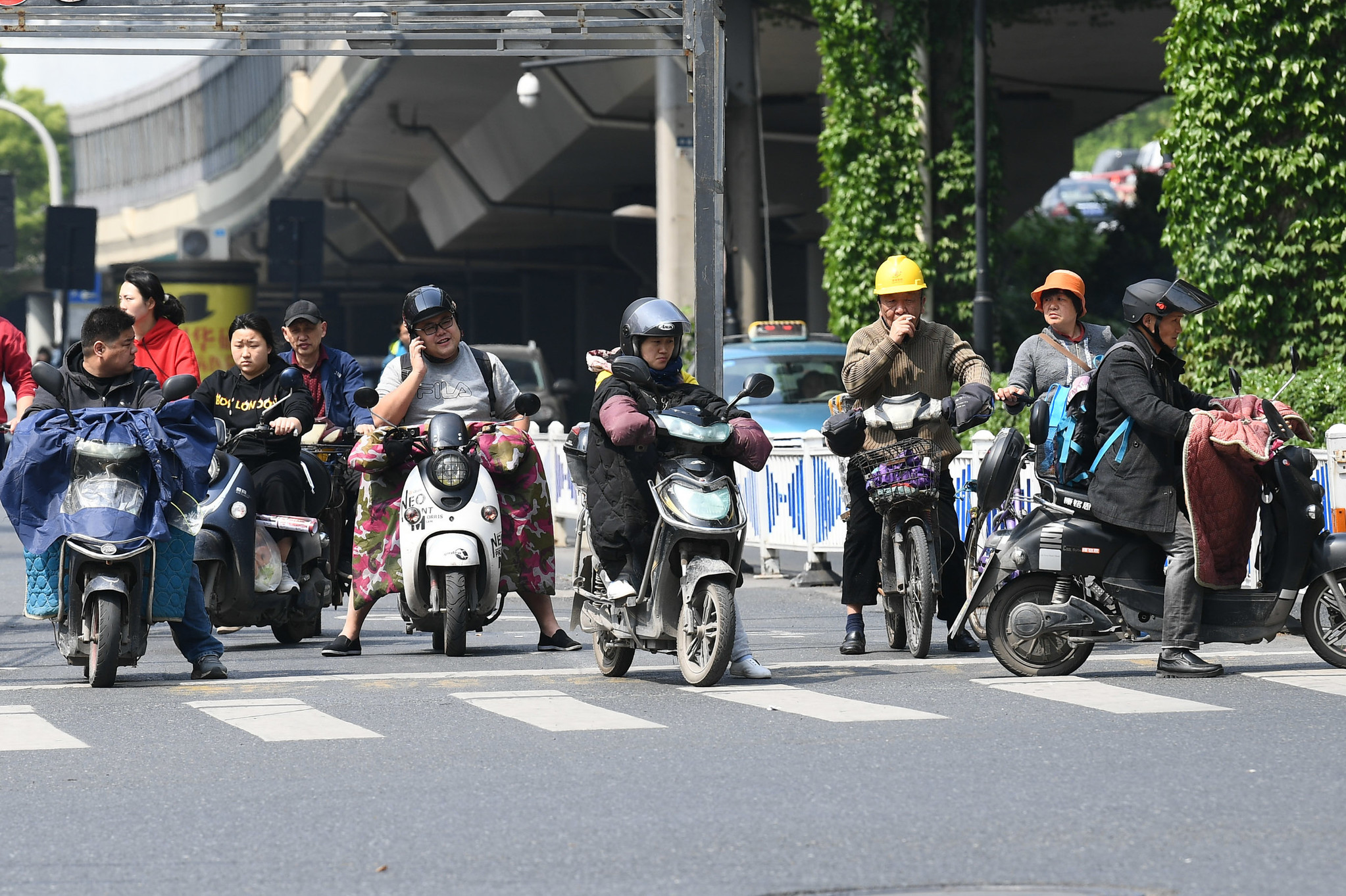 近日"最严"电动车新规上线,驾驶电动自行车上路必须佩戴安全头盔.