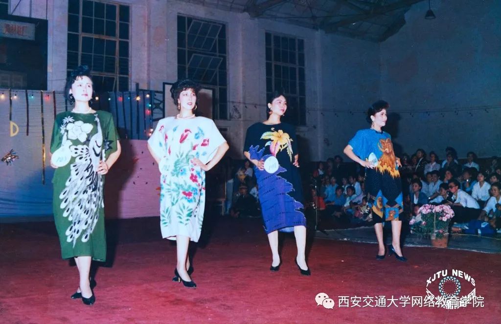 1991年,服装表演大赛编辑:程洪莉 刘鸿翔返回搜狐,查看更多