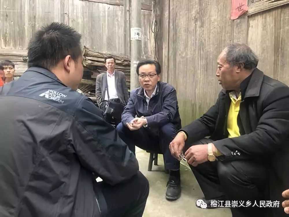 贺代宏到崇义乡调研脱贫攻坚工作