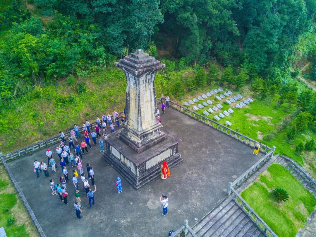 四月的福建平和县长乐乡春意盎然,在长乐乡"古榕公园"的大榕树下,长乐