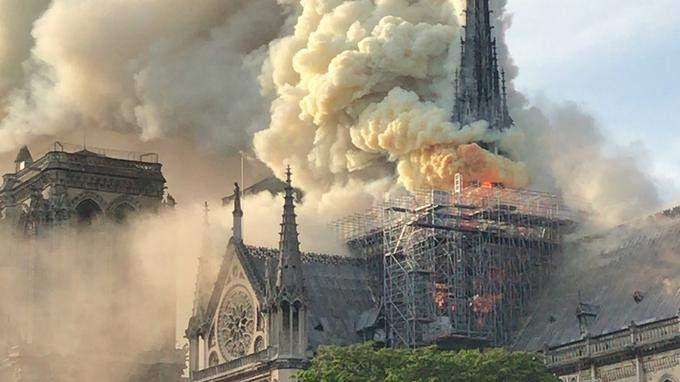 巴黎圣母院突发大火标志性塔尖倒塌酒店人的警钟