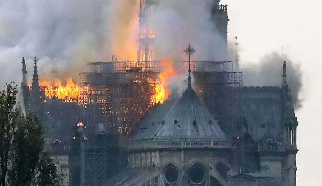 突发巴黎圣母院燃起大火塔尖已经倒塌400名消防员火场抢救