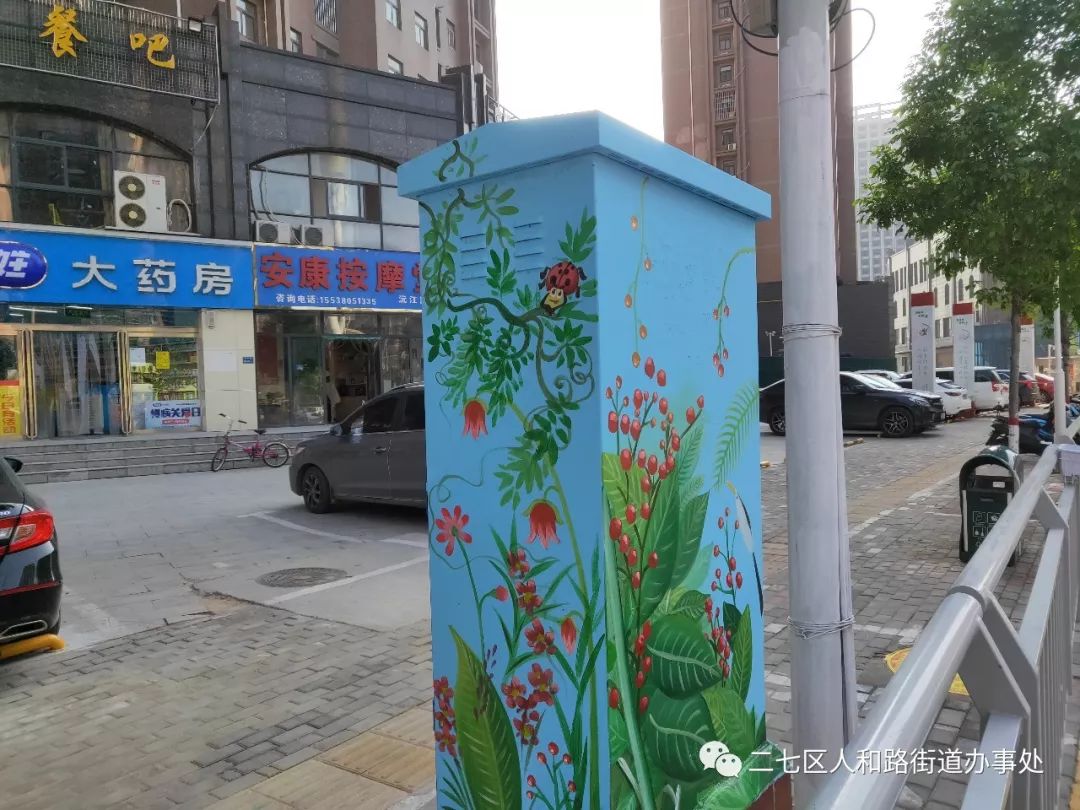 街道動態人和路街道美化轄區道路裝點城市文明變電箱井蓋畫彩繪街頭添