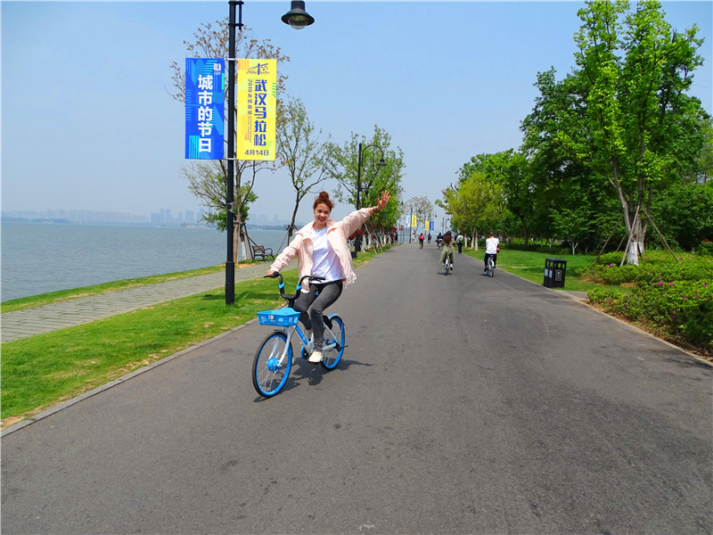 東湖綠道騎行 美女加美景 風光無限美 _自行車