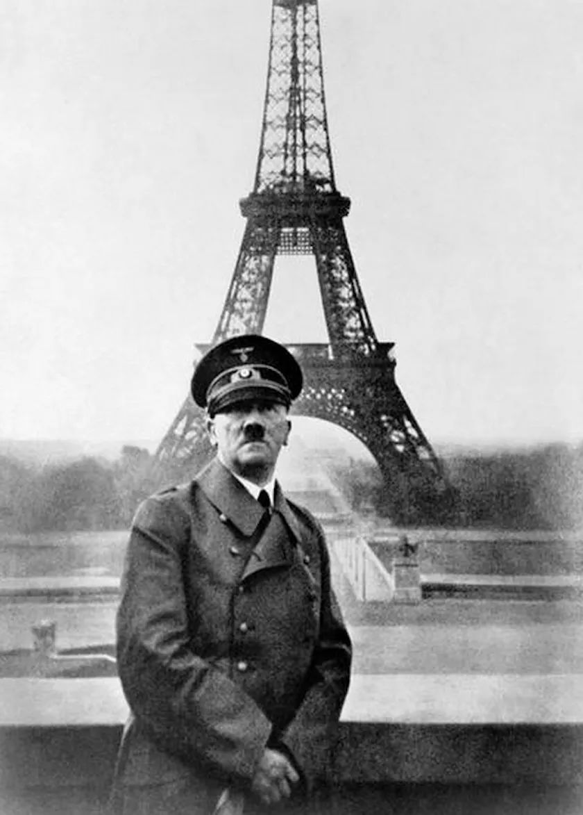 1940年,希特勒站在埃菲尔铁塔前 / business insider巴黎人当然册会