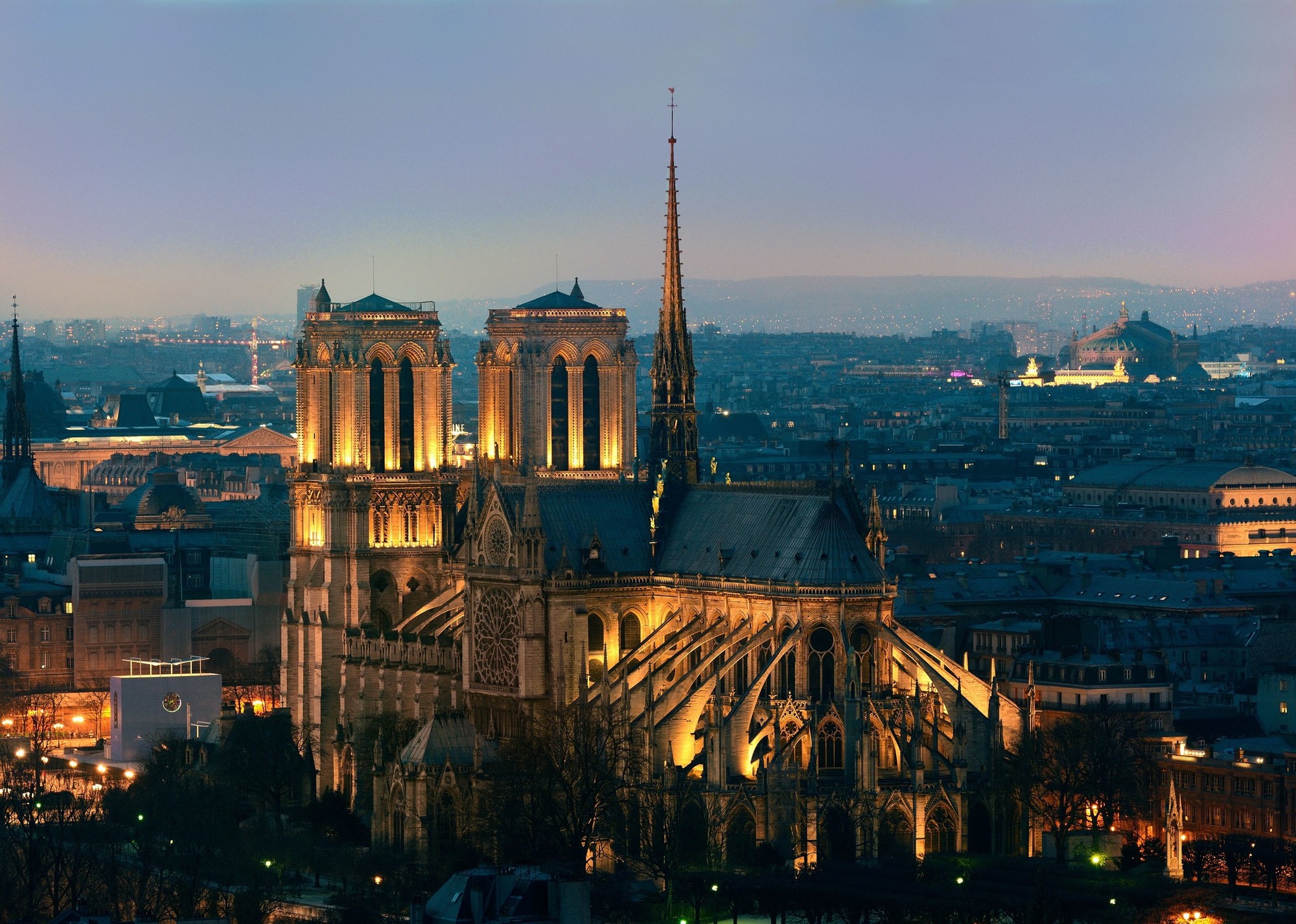 位于巴黎市中心,有着800多年历史的巴黎圣母院发生大火,整座建筑损毁