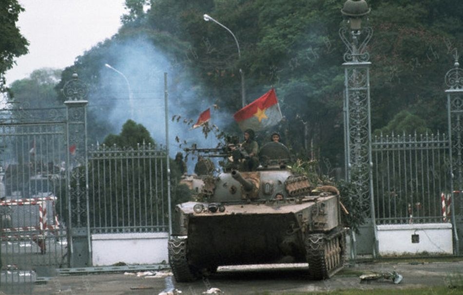 1975年4月30日,一辆越共两栖坦克开入南越总统府