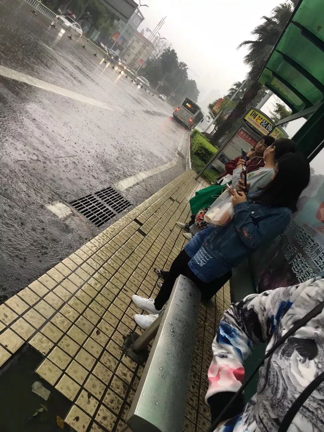 今早暴雨袭城柳州多路段积水多车被泡未来还有雷暴天气