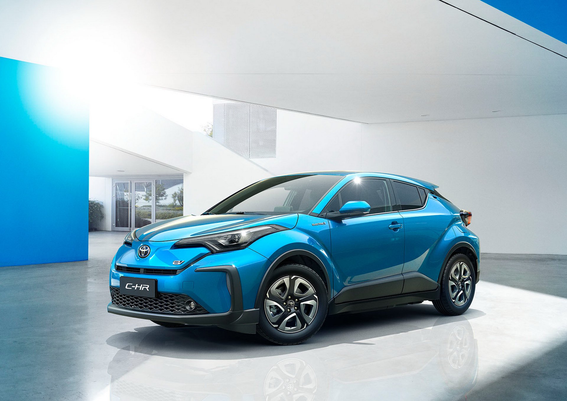 丰田也在本周的上海车展上推出了概念车型rhombus和混合动力汽车新rav