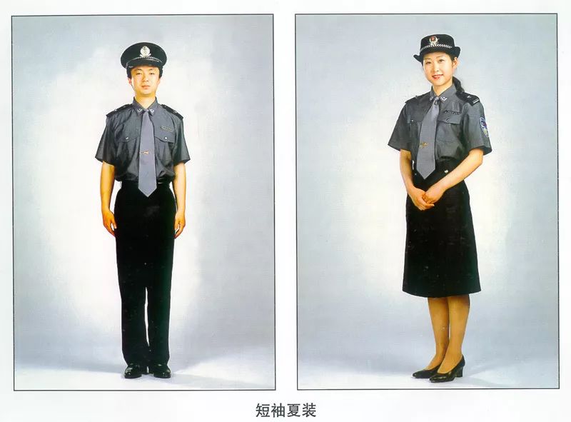 警服的领上缀有钢质领花,肩上佩带警衔标志,左胸前戴警号