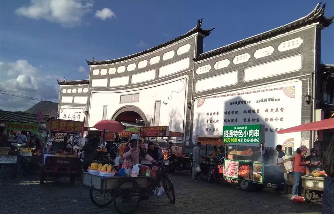 打赌你不知道!丽江有条只在傍晚出现的美食街