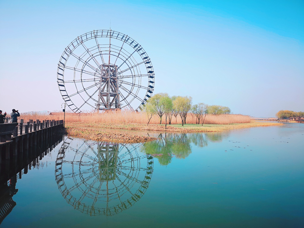 太湖公園標誌性的大風車,風車倒映在水中吸引著無數攝影愛好者來慫