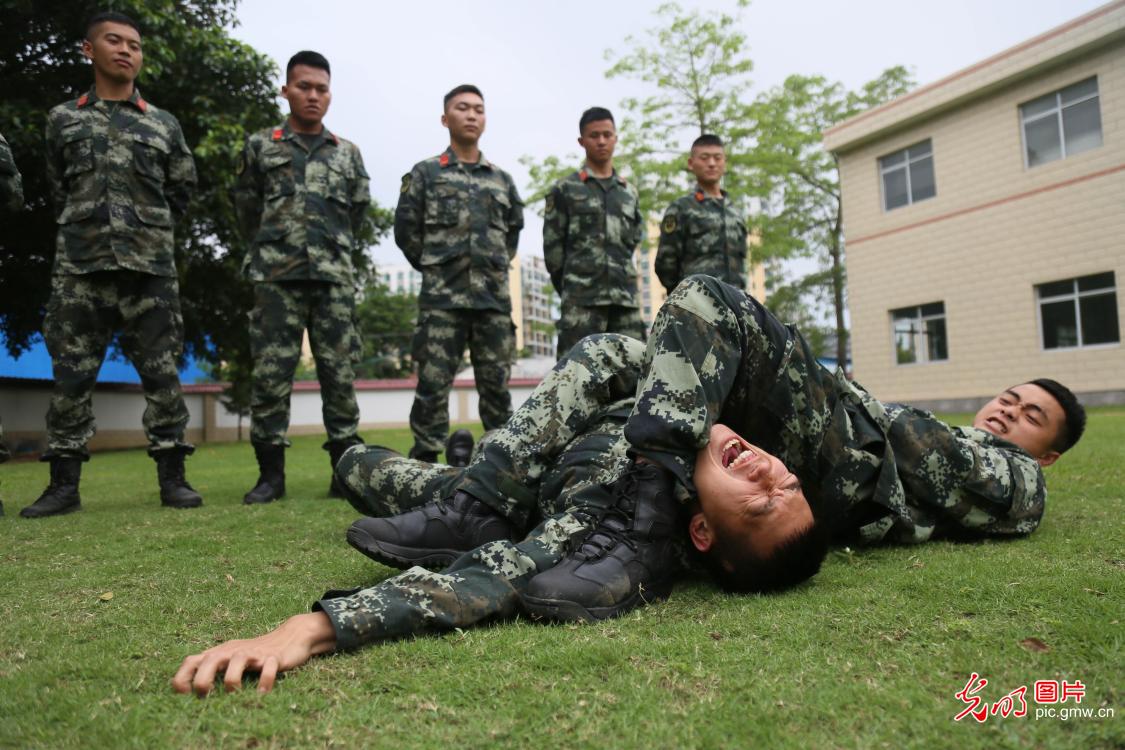 武警官兵摔擒强化训练砺本领