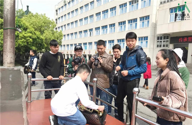 孝感市文昌中学千人齐唱学习雷锋好榜样献礼祖国70周年