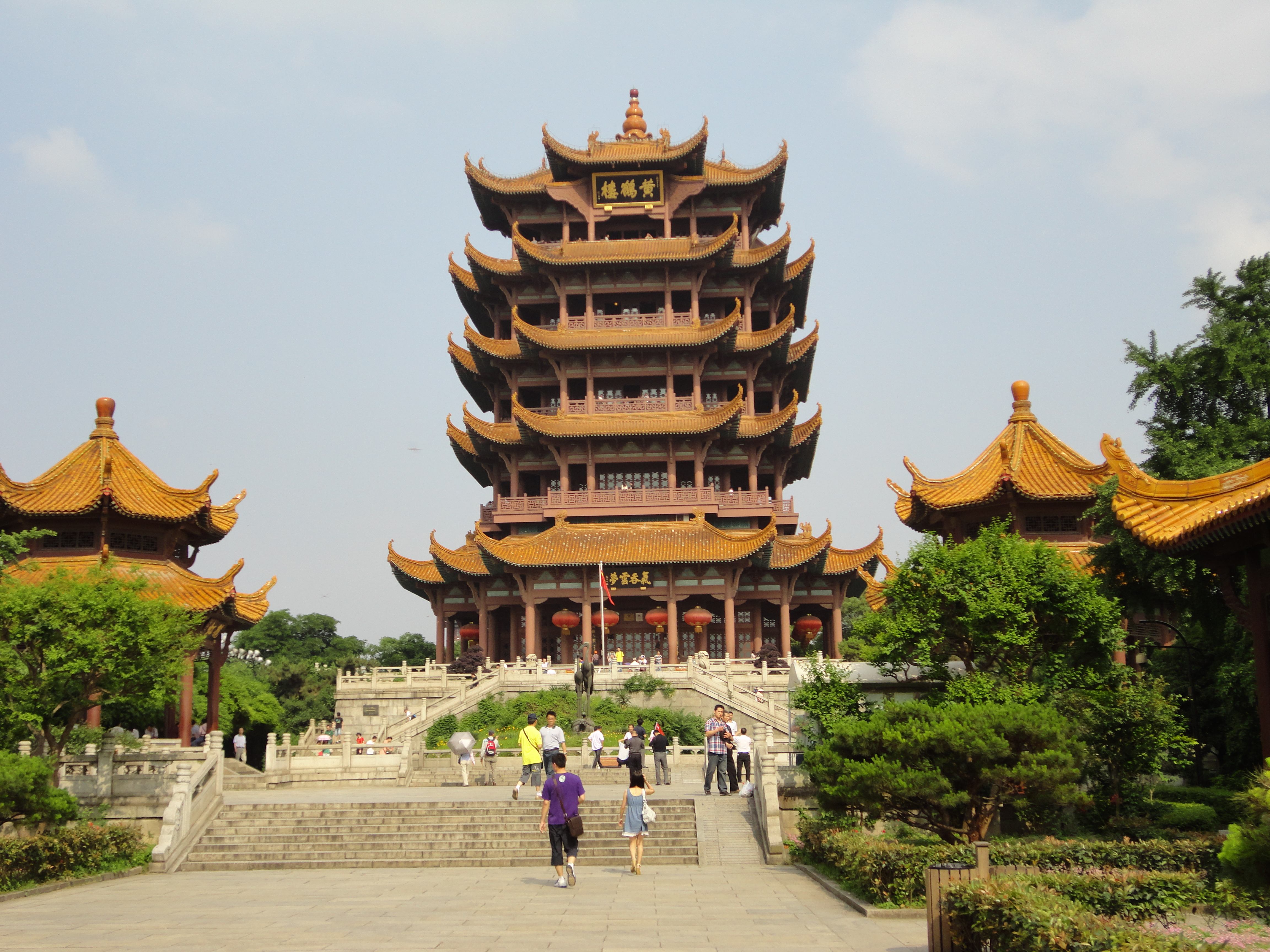 武汉市长江南岸的武昌蛇山之巅,濒临万里长江,是国家aaaaa级旅游景区