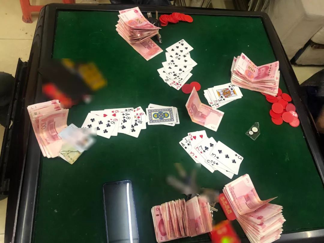 直到一个小时后,民警突然发现有一桌打牌的人相继掏出现金!