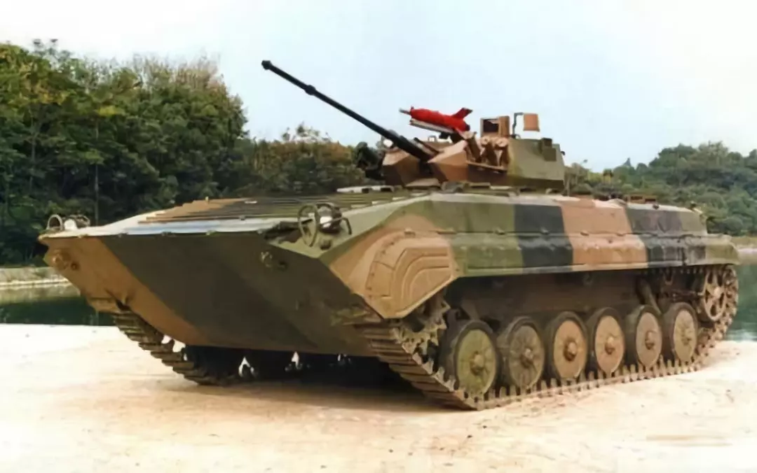 86a式步战车:主要是换装了一个颇有现代感的炮塔至于86b式步战车,定型