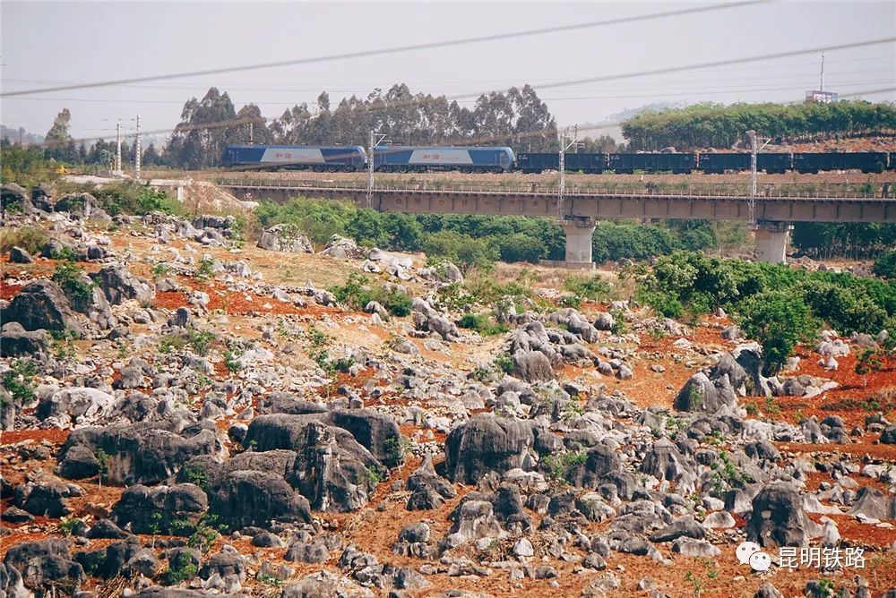 这些铁路人的工作地点在5a级景区云南石林