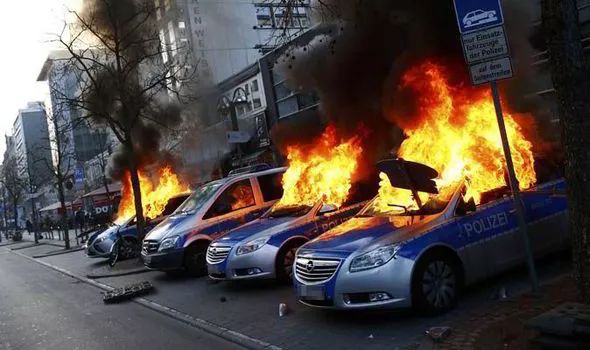 加拿大市中心 男子泼汽油烧车13车被焚 车主还在内成移动火球!