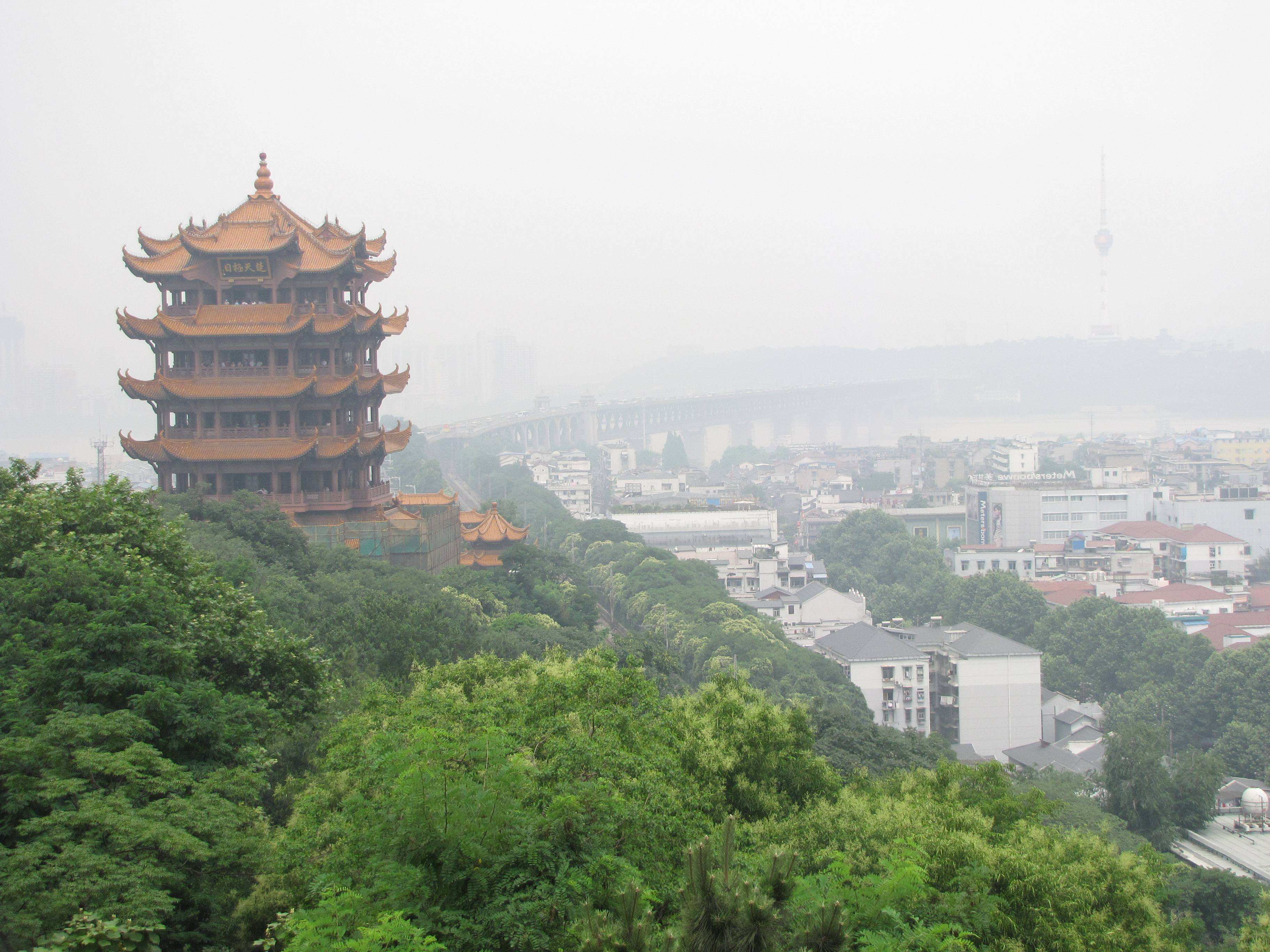 1/ 12 黃鶴樓位於湖北省武漢市長江南岸的武昌蛇山之巔,瀕臨萬里長江