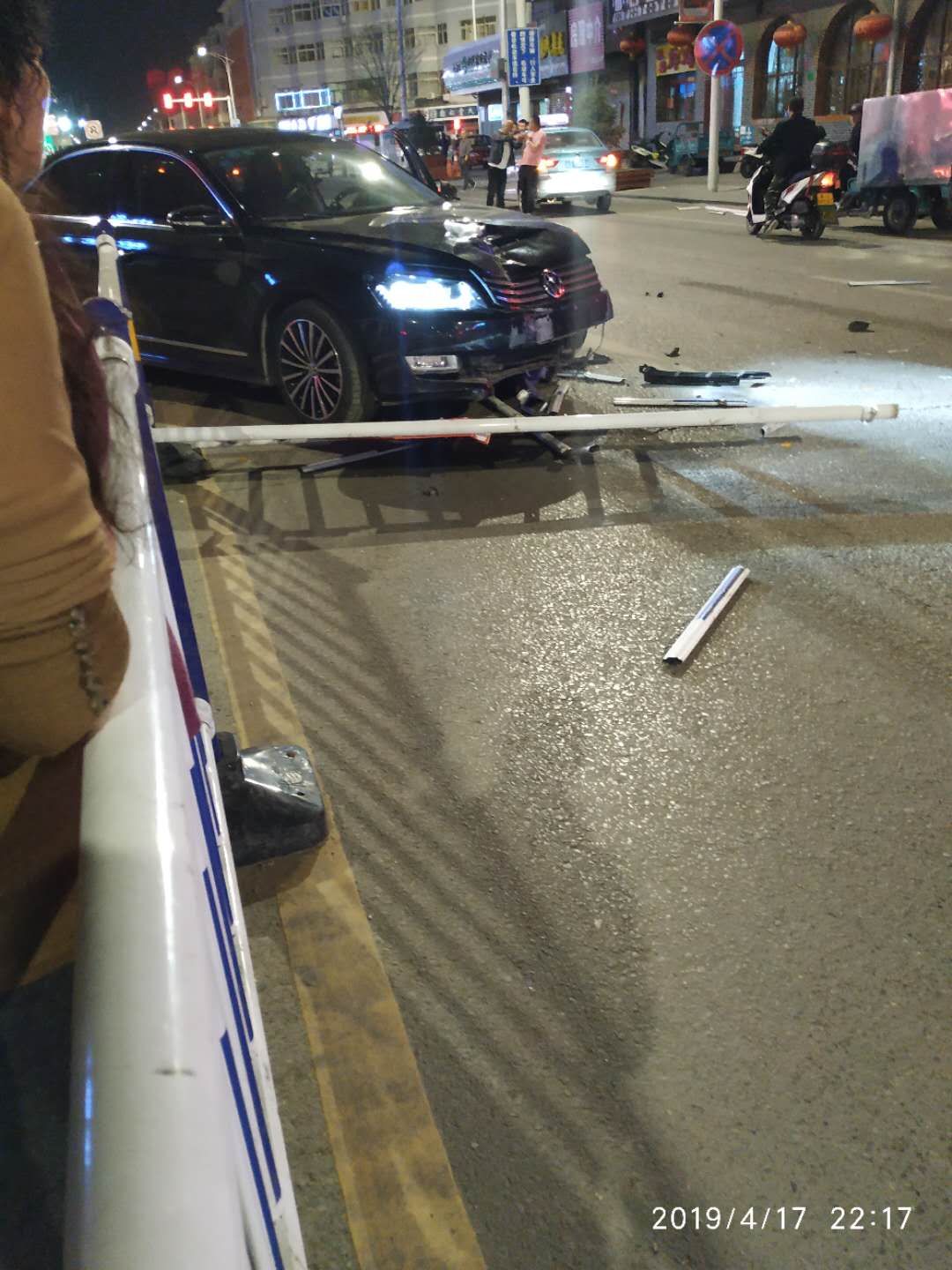 昨晚,张家口钻石北路金桥宾馆地区发生一起车祸,轿车撞断五根隔离栏