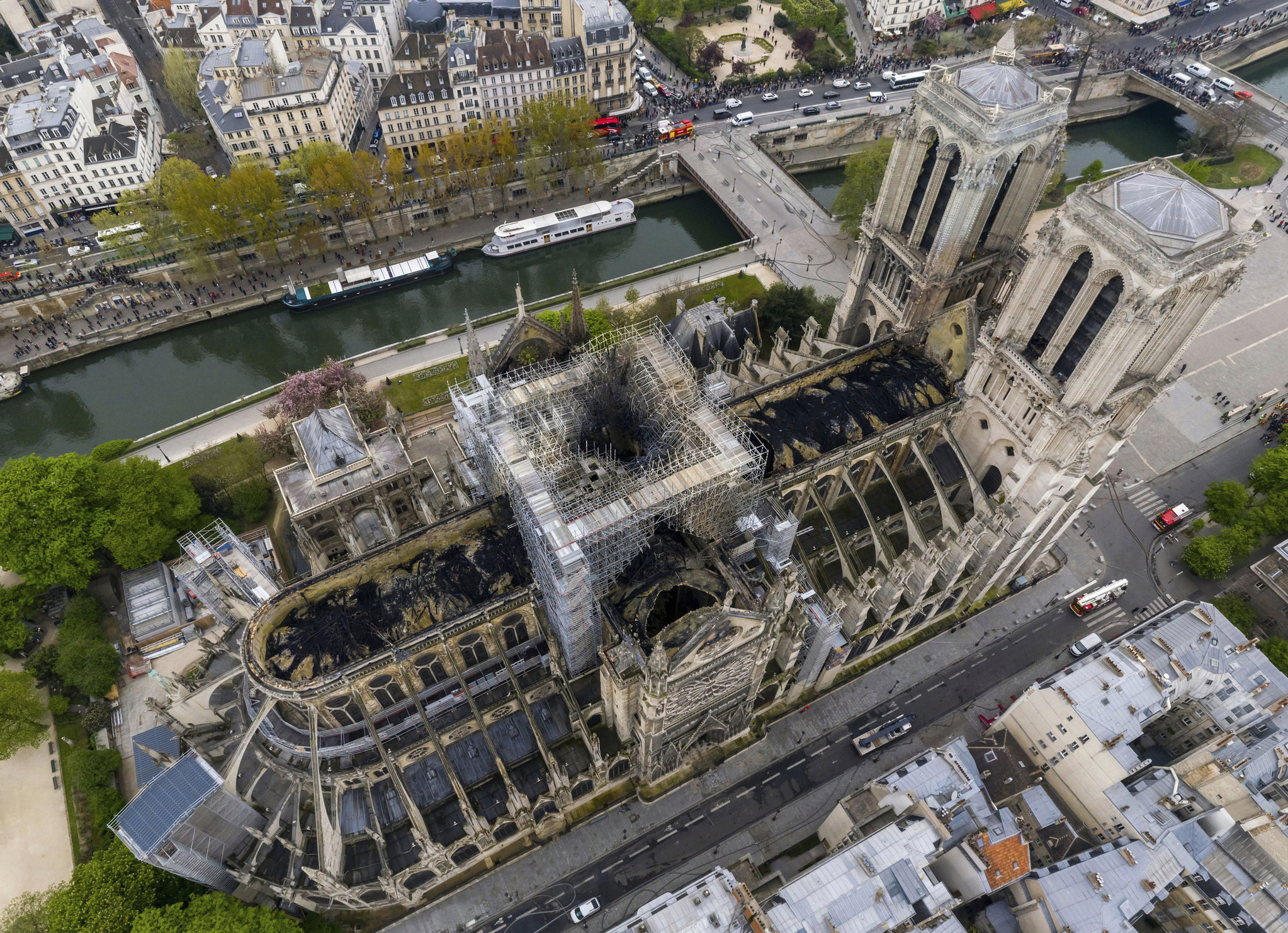 高空俯拍火灾后巴黎圣母院 顶部烧出大洞触目惊心