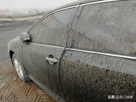 雨雪過後,冰城車輛變