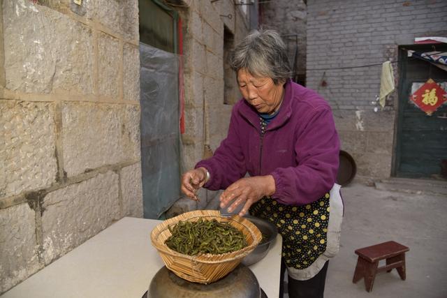 農村大媽蒸這鍋菜看著像毛毛蟲涼拌熱炒都好吃