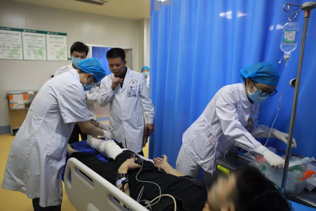 南宁市第八人民医院全力救治车祸受伤群众